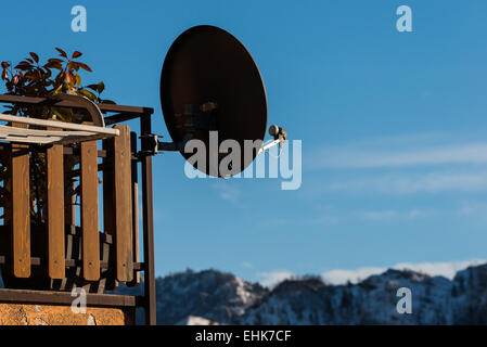 Une belle vue de l'antenne Satellite pour voir programme numérique. Banque D'Images