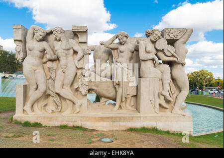 L'un des deux groupes de sculptures en face du palais de Chaillot à Paris. La Joie de vivre par Léon et La Jeunesse par Driveir Banque D'Images