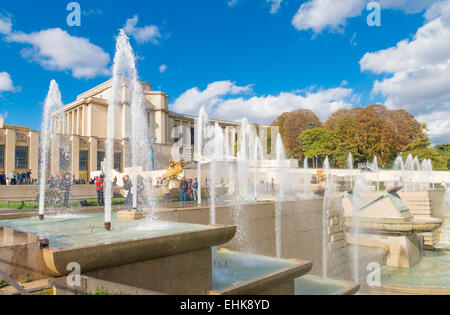 Fontaines de Varsovie célèbre en face du Palais de Chaillot à Paris, France Banque D'Images