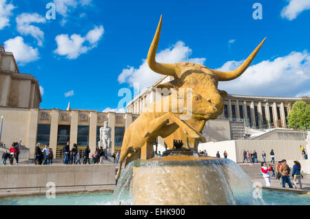 Statue de taureau et le cerf, en face de la cité de l'architecture et du patrimoine à Paris. C'est un musée d'architecture locat Banque D'Images