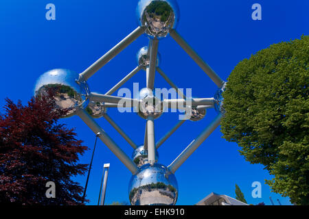 L'Atomium (1958) conçu par André Waterkeyn dans le parc du Heysel, Bruxelles, Belgique Banque D'Images