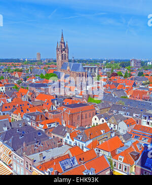 Voir à partir de la Nieuwe Kerk (nouvelle église) (1383-1510) sur l'Oude Kerk (vieille église) (14e-15e s.), Delft, Pays-Bas Banque D'Images