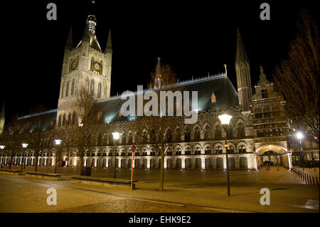 La Halle aux Draps d'Ypres, détruit lors de la première guerre mondiale et restaurée par la suite. Place principale près de la Porte de Menin. Ypres, Belgique. Banque D'Images