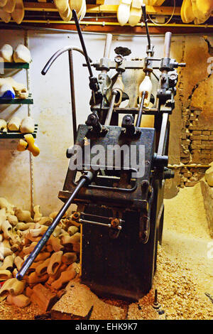 Vintage Machine permettant de fabriquer des sabots néerlandais traditionnel en bois Banque D'Images