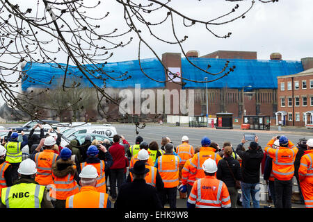 Northampton, Royaume-Uni. 15 mars, 2015. La gare routière de Greyfriars qui a été ouvert en 1976 a été démoli par des spécialistes DSM d'aujourd'hui. Une zone d'exclusion a été mis en place avant 6h00 et les résidants des environs aussi quitté la région. La gare routière a été surnommé le 'Mouth de Northampton Hell' par créateur et animateur Kevin McCloud. Credit : Keith J Smith./Alamy Live News Banque D'Images