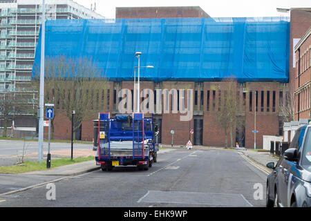 Northampton, Royaume-Uni. 15 mars, 2015. La gare routière de Greyfriars qui a été ouvert en 1976 a été démoli par des spécialistes DSM d'aujourd'hui. Une zone d'exclusion a été mis en place avant 6h00 et les résidants des environs aussi quitté la région. La gare routière a été surnommé le 'Mouth de Northampton Hell' par créateur et animateur Kevin McCloud. Credit : Keith J Smith./Alamy Live News Banque D'Images