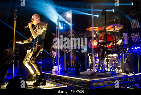 Francfort, Allemagne. 14Th Mar, 2015. Le membre du groupe allemand 'Tokio Hotel', Bill Kaulitz joue sur la scène au cours de leur "sentir tout - World Tour 2015 à la "salle de concert des bisons à Francfort, Allemagne, 14 mars 2015. Photo : Christoph Schmidt/dpa/Alamy Live News Banque D'Images