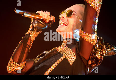 Francfort, Allemagne. 14Th Mar, 2015. Le membre du groupe allemand 'Tokio Hotel', Bill Kaulitz joue sur la scène au cours de leur "sentir tout - World Tour 2015 à la "salle de concert des bisons à Francfort, Allemagne, 14 mars 2015. Photo : Christoph Schmidt/dpa/Alamy Live News Banque D'Images