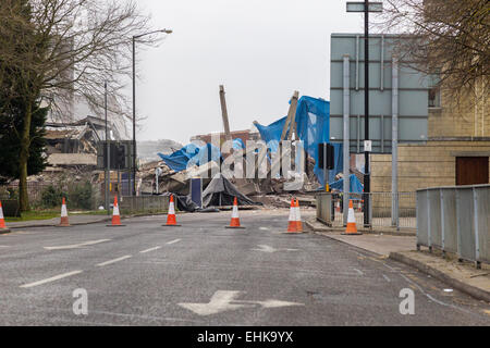 Northampton, Royaume-Uni. 15 mars, 2015. La gare routière de Greyfriars qui a été ouvert en 1976 a été démoli par des spécialistes DSM d'aujourd'hui. Une zone d'exclusion a été mis en place avant 6h00 et les résidants des environs aussi quitté la région. La gare routière a été surnommé le 'Mouth de Northampton Hell' par créateur et animateur Kevin McCloud. Credit : Keith J Smith./Alamy Live News Banque D'Images