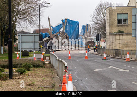 Northampton, Royaume-Uni. 15 mars, 2015. La gare routière de Greyfriars qui a été ouvert en 1976 a été démoli par des spécialistes DSM d'aujourd'hui. Une zone d'exclusion a été mis en place avant 6h00 et les résidants des environs aussi quitté la région. La gare routière a été surnommé le 'Mouth de Northampton Hell' par créateur et animateur Kevin McCloud. Credit : Keith J Smith./Alamy Live News Banque D'Images