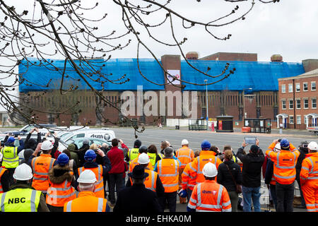 Northampton. Dimanche 15 mars 2015. La gare routière de Greyfriars qui a été ouvert en 1976, a été démoli en baisse ce matin à partir de 0935 par des spécialistes de démolition DSM. avec une zone d'exclusion mis en place avant 6h00 et aux résidents de la région ont commencé à être évacuées de 8h. La gare routière a été surnommé le 'Mouth de Northampton Hell' par créateur et animateur, Kevin McCloud. Banque D'Images