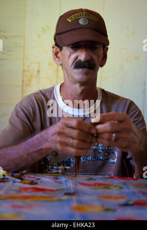 Un agriculteur cubain sort un cigare, Vinales, Cuba Banque D'Images