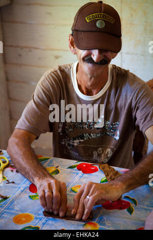 Un agriculteur cubain sort un cigare, Vinales, Cuba Banque D'Images