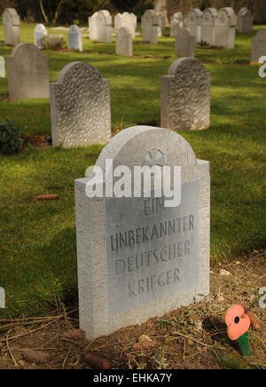 La pierre marquant la tombe sur l'un des plusieurs milliers de guerriers tombés allemand inconnu pendant la Grande Guerre WW1. Banque D'Images