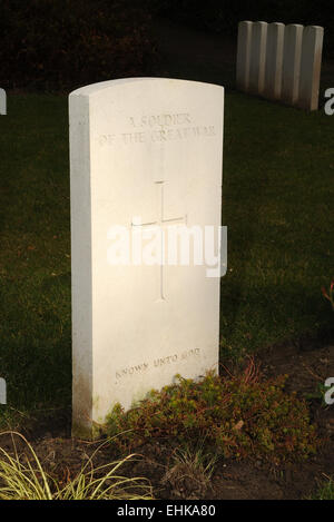 La pierre marquant la tombe sur l'un des plusieurs milliers de guerriers inconnus qui sont tombés pendant la Grande Guerre WW1. Banque D'Images