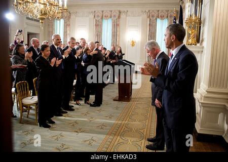 Le secrétaire américain à la défense Chuck Hagel incline la tête sous les applaudissements du Président Barack Obama et les participants à la suite de l'annonce de la démission de Hagel dans la salle à manger d'état de la Maison Blanche le 24 novembre 2014 à Washington, DC. Banque D'Images