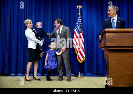 Le président américain Barack Obama lance la famille de Jeff Eggers, directeur principal pour l'Afghanistan et le Pakistan, avant de présenter à l'Eggers Le Colonel Samuel Nelson Drew Memorial Award dans le Eisenhower Executive Office Building Auditorium Cour du 24 novembre 2014 à Washington, DC. Banque D'Images