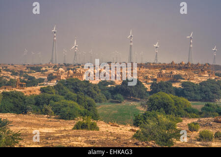 Vue panoramique des éoliennes au milieu des buissons dans désert du Thar Banque D'Images