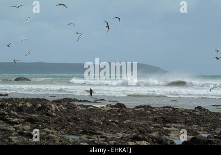 Les tempêtes en mer laissant surfer à marée basse autour de Port de Charlestown avec vue sur la baie de St Austell Gribbin Head Restormel Banque D'Images