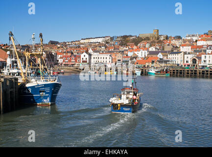 Le bateau de pêche Cornucopia entre dans le port de Scarborough avec la vieille ville en arrière-plan, North Yorkshire, UK Banque D'Images