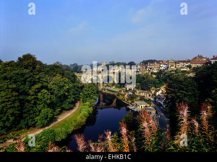 Parc du château à la vue vers la rivière et Viaduc de Knaresborough Nidd, Knaresborough, Yorkshire du Nord. UK Banque D'Images