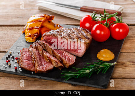 Pavé de boeuf grillé avec des légumes tranchés rare Banque D'Images