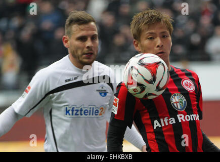 Francfort, Allemagne. 14Th Mar, 2015. Takashi Inui de Francfort (r) et l'Bakalorz Paderborn Marvin (l) rivalisent pour la balle durant le match de football Bundesliga Eintracht Francfort vs SC Paderborn 07 à Francfort, Allemagne, 14 mars 2015. Photo : Frank Rumpenhorst/dpa/Alamy Live News Banque D'Images