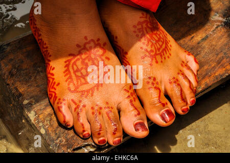 Henné traditionnel sur brides pieds sur le mariage au Bangladesh Banque D'Images