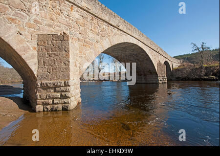 Le passage de trois span Logie Pont sur la rivière Findhorn a ouvert ses portes en 1817 a été construit par Thomas Telford. 9648 SCO Banque D'Images