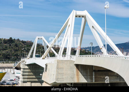 Pont-levis appelé 'porta europa' sur le port de Barcelone, Catalogne, Espagne Banque D'Images