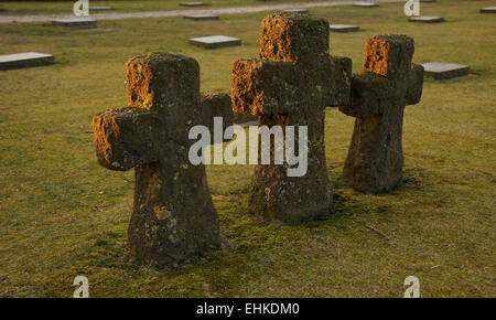 Le soleil se couche sur les sombres raisons de cimetière militaire de Langemark pour WW1 morts. Banque D'Images