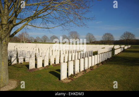 Pierres tombales marquant les tombes de guerriers qui sont tombés pendant la Grande Guerre WW1. Belgique, Hooge Crater. Banque D'Images