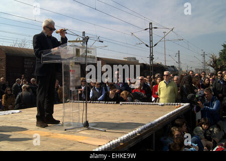 Thessaloniki, Grèce, 15 mars 2015. Principales de Thessalonique, Yiannis Boutaris, prend la parole lors de la cérémonie. La communauté juive de Salonique, dans le nord de la Grèce, a commémoré le 72e anniversaire de la première déportation des Juifs au camp de concentration d'Auschwitz pendant la Seconde Guerre mondiale. Le 15 mars 1943, les Nazis ont envoyé le premier convoi de quelque 4 000 Juifs de Thessalonique pour le camp de la mort d'Auschwitz-Birkenau. En août, 49 000 hors de la ville avant la guerre de 55 000 juifs avaient été déportés. Moins de 2 000 ont survécu. Credit : Orhan Tsolak/Alamy Live News Banque D'Images