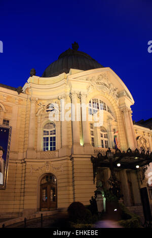 Le théâtre Vigszinhaz à Budapest, Hongrie dans la nuit Banque D'Images