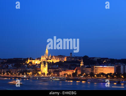 Les tours jumelles de l'église de St Anne et la flèche de l'Église Matyas, Budapest, vu depuis le Danube dans la nuit Banque D'Images