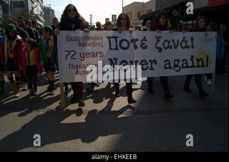 Thessaloniki, Grèce, 15 mars 2015. La communauté juive de Salonique, dans le nord de la Grèce, a commémoré le 72e anniversaire de la première déportation des Juifs au camp de concentration d'Auschwitz pendant la Seconde Guerre mondiale. Le 15 mars 1943, les Nazis ont envoyé le premier convoi de quelque 4 000 Juifs de Thessalonique pour le camp de la mort d'Auschwitz-Birkenau. En août, 49 000 hors de la ville avant la guerre de 55 000 juifs avaient été déportés. Moins de 2 000 ont survécu. Credit : Orhan Tsolak/Alamy Live News Banque D'Images