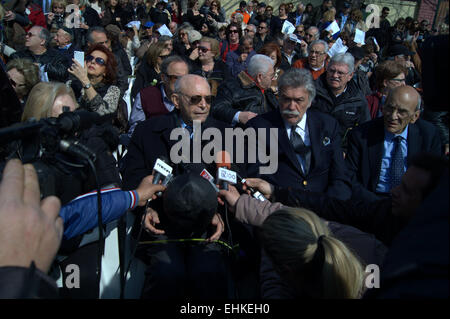 Thessaloniki, Grèce, 15 mars 2015. La communauté juive de Salonique, dans le nord de la Grèce, a commémoré le 72e anniversaire de la première déportation des Juifs au camp de concentration d'Auschwitz pendant la Seconde Guerre mondiale. Le 15 mars 1943, les Nazis ont envoyé le premier convoi de quelque 4 000 Juifs de Thessalonique pour le camp de la mort d'Auschwitz-Birkenau. En août, 49 000 hors de la ville avant la guerre de 55 000 juifs avaient été déportés. Moins de 2 000 ont survécu. Credit : Orhan Tsolak/Alamy Live News Banque D'Images