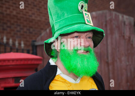 Manchester, UK 15 Mars, 2015. Le week-end de la St Patrick Festival Irlandais. Des milliers de personnes étaient alignés sur la rue pour regarder la parade de la St Patrick a fait son chemin par le biais de Manchester. La procession colorée de la Irish World Heritage Centre à Cheetham Hill avant de faire son chemin à Albert Square. Porte-drapeaux représentant les 32 comtés de l'île d'Emeraude a conduit le défilé dans le centre-ville, suivi par des flotteurs à partir de la ville d'associations irlandaises. Banque D'Images