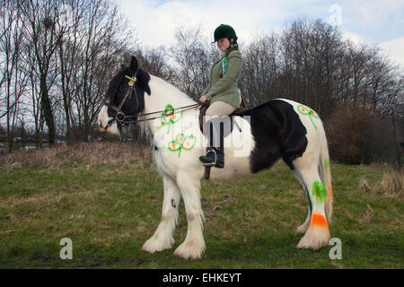 Shannon Donaghue, 18 ans au Festival irlandais du week-end de St Patrick. Des milliers de personnes ont bordé les rues pour observer le défilé de la Saint Patrick à Manchester. La procession colorée s'est établie à partir du Centre du patrimoine mondial irlandais de Cheetham Hill avant de se rendre à Albert Square. Des porteurs de drapeaux représentant les 32 comtés de l’île d’Émeraude ont mené le défilé dans le centre-ville, suivis de flotteurs des associations irlandaises de la ville. Banque D'Images