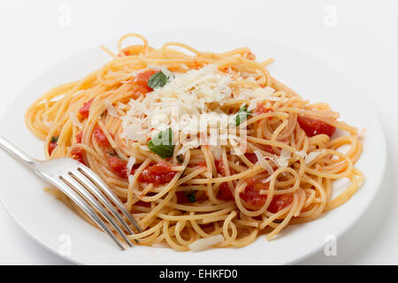 Spaghetti al pomodoro, un des plus simple des plats italiens avec le rustique pâtes sautées dans une sauce de tomate, basilic, ail et un Banque D'Images