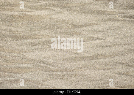 Les textures de sable sur la plage, avec des motifs réalisés par la mer. Banque D'Images