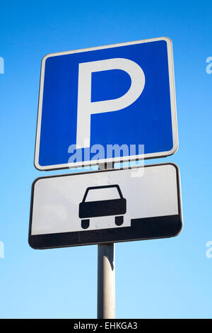 Parking Bleu signe de route sur le fond de ciel bleu Banque D'Images