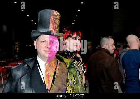 Fans de cosplay qui assisteront aux Super Comic Convention au centre Excel de Londres. Banque D'Images