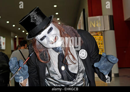 Fans de cosplay qui assisteront aux Super Comic Convention au centre Excel de Londres. Banque D'Images