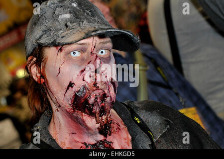 Zombie. Les Zombies. Fans de cosplay qui assisteront aux Super Comic Convention au centre Excel de Londres. Banque D'Images