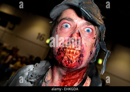 Zombie. Les Zombies. Fans de cosplay qui assisteront aux Super Comic Convention au centre Excel de Londres. Banque D'Images