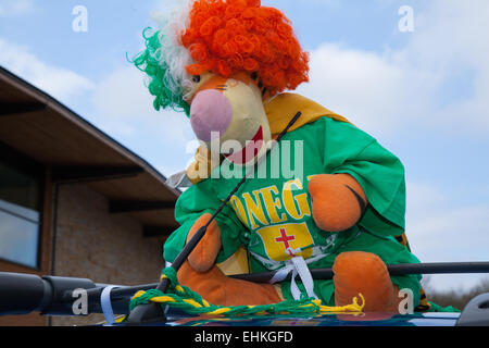 Manchester, UK 15 Mars, 2015. Mascotte de Donegal au St Patrick's week-end Festival Irlandais. Des milliers de personnes étaient alignés sur la rue pour regarder la parade de la St Patrick a fait son chemin par le biais de Manchester. La procession colorée de la Irish World Heritage Centre à Cheetham Hill avant de faire son chemin à Albert Square. Porte-drapeaux représentant les 32 comtés de l'île d'Emeraude a conduit le défilé dans le centre-ville, suivi par des flotteurs à partir de la ville d'associations irlandaises. Banque D'Images