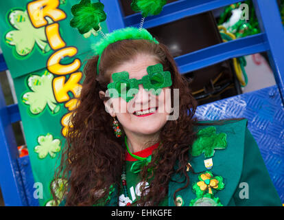 Manchester, UK 15 Mars, 2015. Anne Docherty au St Patrick's week-end Festival Irlandais. Des milliers de personnes étaient alignés sur la rue pour regarder la parade de la St Patrick a fait son chemin par le biais de Manchester. La procession colorée de la Irish World Heritage Centre à Cheetham Hill avant de faire son chemin à Albert Square. Porte-drapeaux représentant les 32 comtés de l'île d'Emeraude a conduit le défilé dans le centre-ville, suivi par des flotteurs à partir de la ville d'associations irlandaises. Banque D'Images