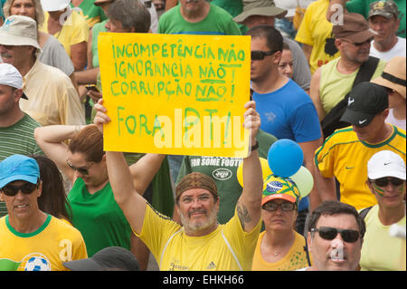 Un manifestant porte une étiquette écrite à la main Incometence «Non, pas d'ignorance, de la corruption, pas de Parti des travailleurs [PT] out'. Rio de Janeiro, Brésil, le 15 mars 2015. Manifestation populaire contre le Président, Dilma Rousseff à Copacabana. Photo © Sue Cunningham. sue@scphotographic.com Banque D'Images