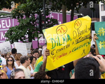 Un manifestant porte une étiquette manuscrite 'Dilm, le Brésil n'est pas à l'encontre de Petrobras, nous sommes contre la corruption". Rio de Janeiro, Brésil, le 15 mars 2015. Manifestation populaire contre le Président, Dilma Rousseff à Copacabana. Photo © Sue Cunningham. sue@scphotographic.com Banque D'Images